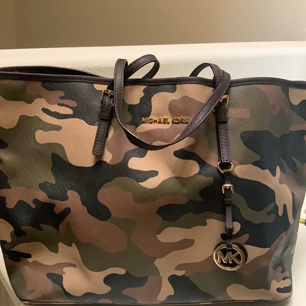 Michael Kors camo tote bag great condition with gold accent lots of room